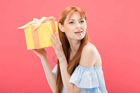 拿着黄色礼物盒的红发美女带丝在粉图片
