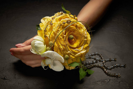新娘的优美花环以黄色玫瑰花瓣上的图片