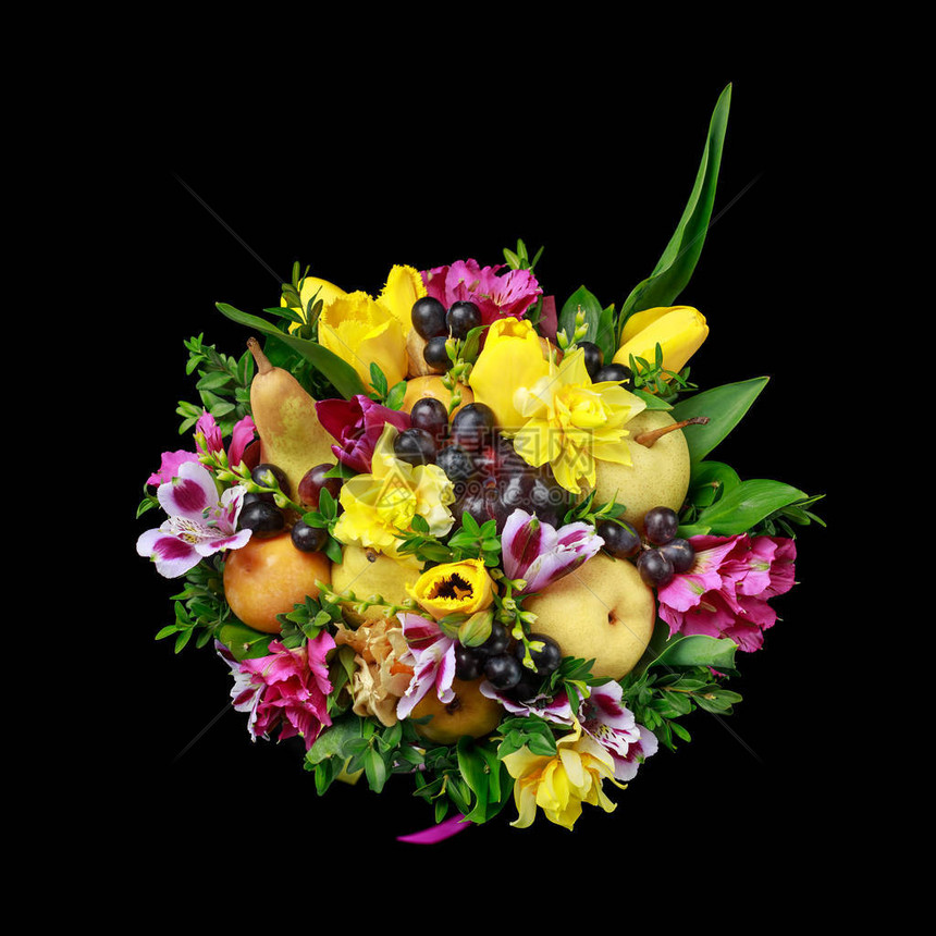 黄色和紫色花朵以及苹果和梨子的明亮花束站在黑色图片