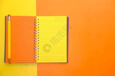 在彩色背景上打开彩色记事本和铅笔图片