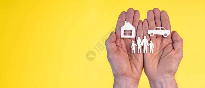 黄色背景下手握纸质家庭汽车和房屋的人寿汽车和图片