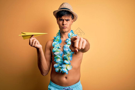 度假的青年旅游男子身穿游泳服和Hawaiian图片