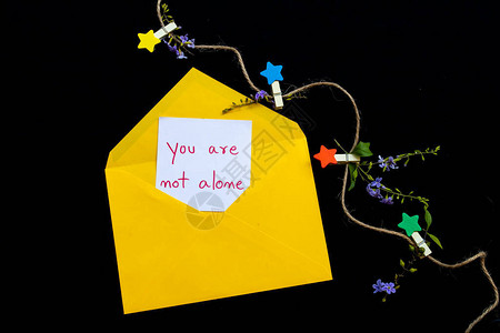 并非只有您在信息卡笔迹上写着黄色信封伍德星罗佩和紫色花朵安排图片