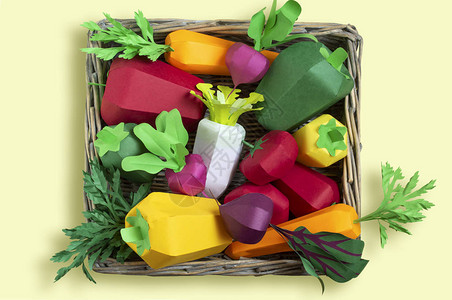 从纸管的托盘柳条纸蔬菜五颜六色的集纸艺和工艺时髦的爱好创意素食健康或图片