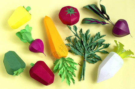 黄色背景上的彩色纸质蔬菜组纸艺和工艺时髦的爱好创意素食健康或图片