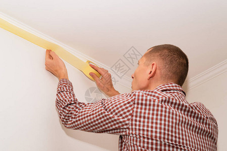 保护天花板在房间墙壁涂漆前先用遮罩胶图片