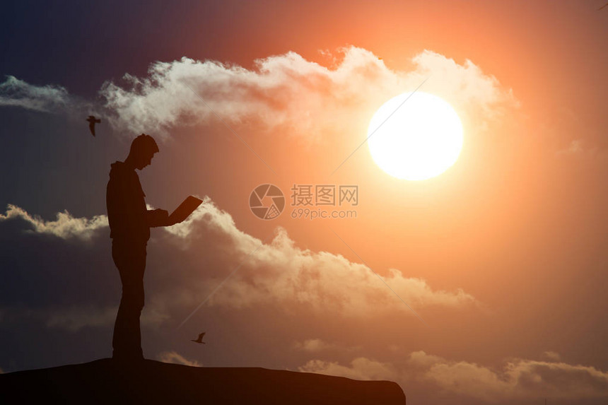 山顶上一个男人的脚影在一台笔记本电脑上工作研究美丽图片