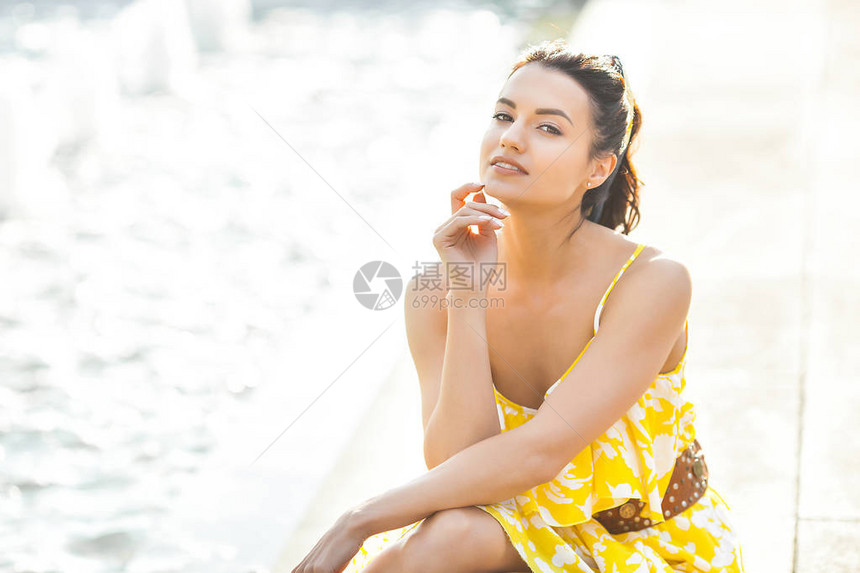 黄色礼服的年轻有魅力的女人的特写肖像夏季休闲美丽时尚的女走遍了小镇喷图片
