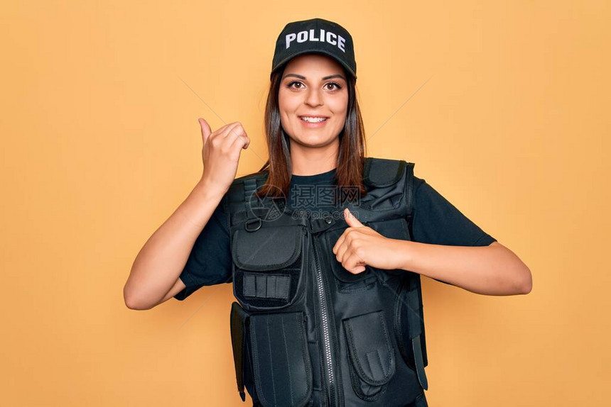 身穿警服防弹帽的褐发美女警用手竖起大拇指着后面图片