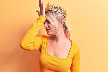 年轻漂亮的金发女郎戴着金色公主皇冠图片