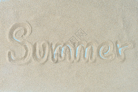 夏天这个词在沙子上写着图片