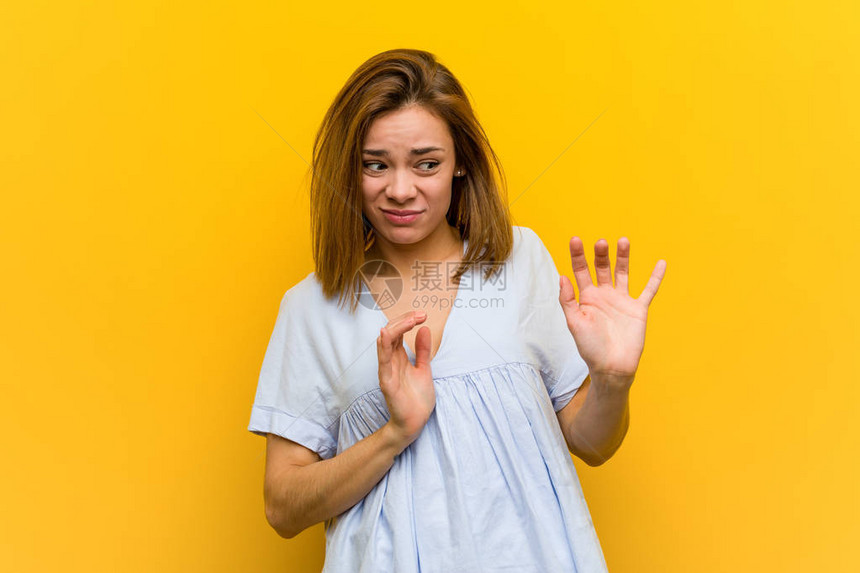 年轻漂亮的年轻女人拒绝某人表现出令人厌恶的姿态图片