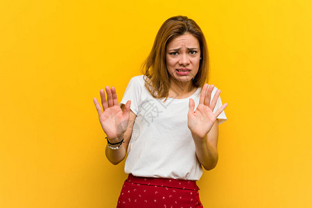 年轻天生的天主教女人拒绝一个表现出厌恶的姿态的人图片