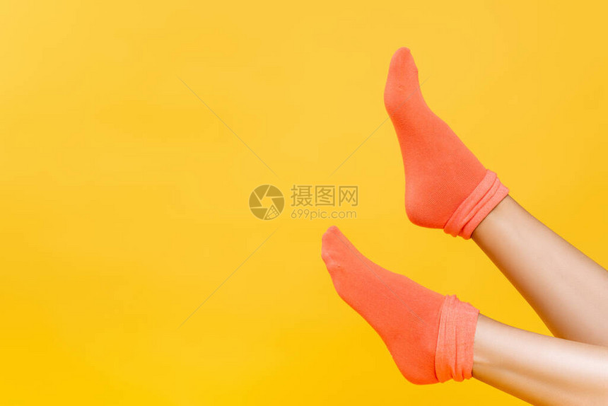 以黄色隔绝的软橙色袜子图片