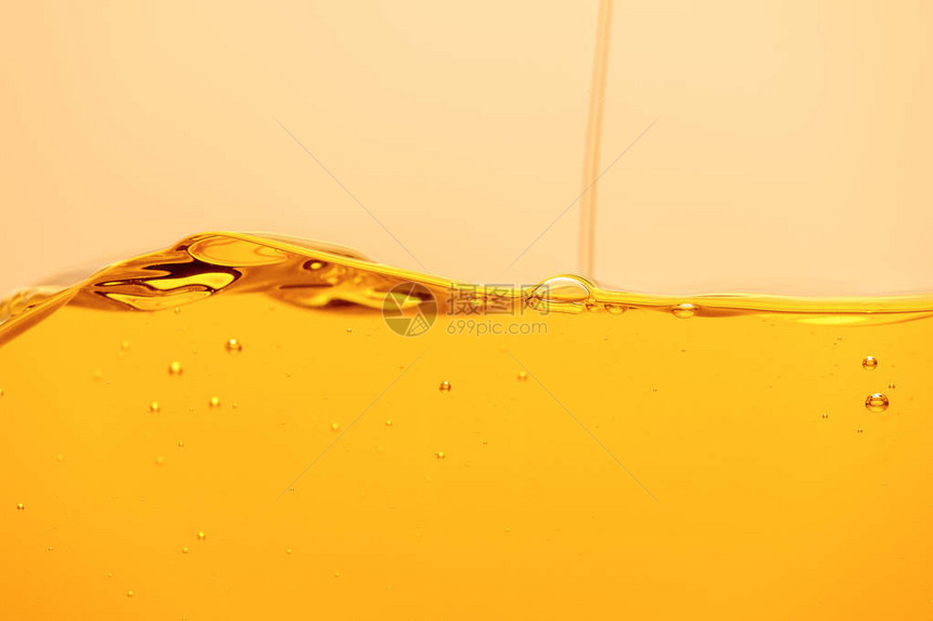 黄光液体喷涌黄色的气泡图片
