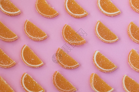 橙子和柠檬的玛拉底片放在粉红色图片