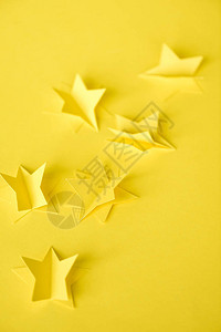 纸星在黄色上的选择聚焦图片