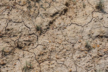 沙漠干燥和破裂的地面侵蚀背景破裂的干墙表面白色天然裂图片
