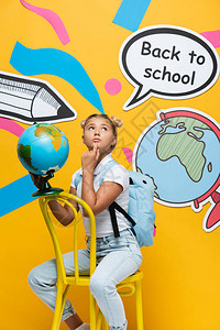 带回学校书信和黄色背景纸画艺术的双面儿童在接近言语泡沫的地方图片