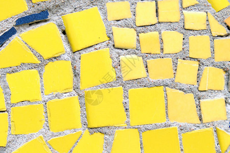 破碎的黄色小瓷砖马赛克作为背景图片