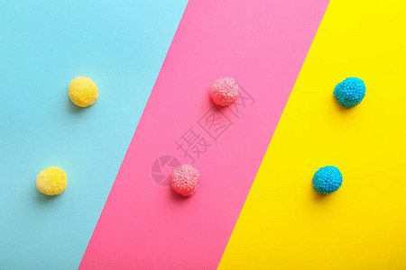 彩色背景上的甜糖果图片