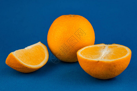 蓝底的美味橙子图片