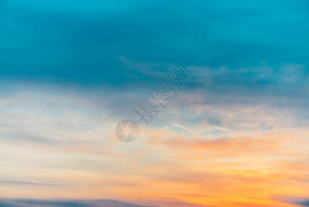 与橙黄色光云的日落天空五颜六色的平滑蓝天渐变日出的自然背景早晨的神奇天堂傍晚的气氛有些多云黎明背景图片