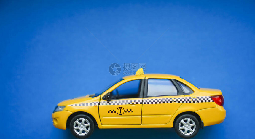 蓝色背景的黄色出租车出租车服务概图片