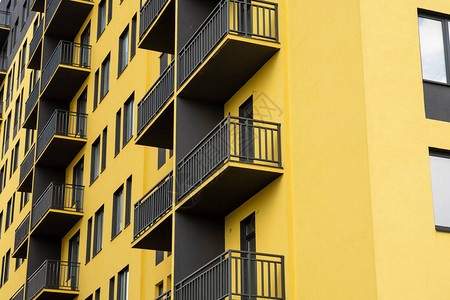 黑色和黄色的高层建筑多色住图片