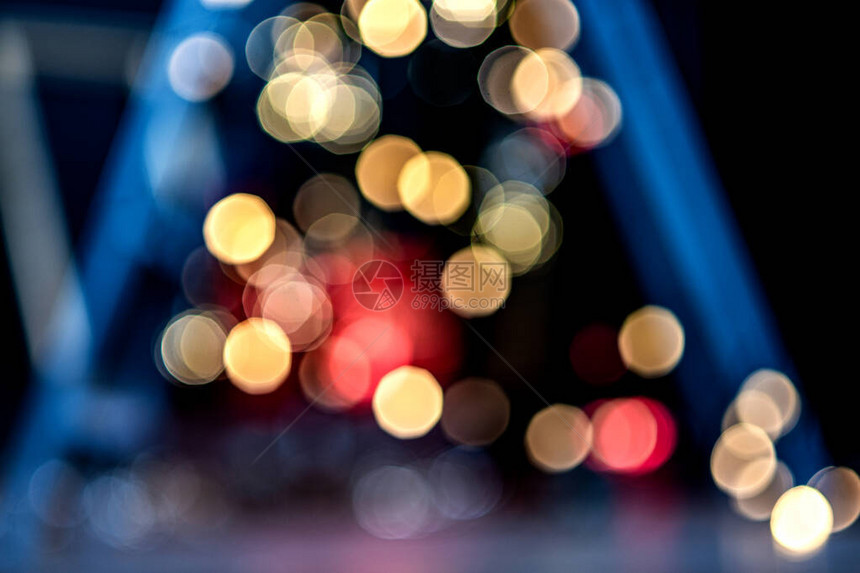 蓝色圣诞灯光的抽象背景在图片