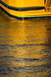 日落时在海港的小船图片
