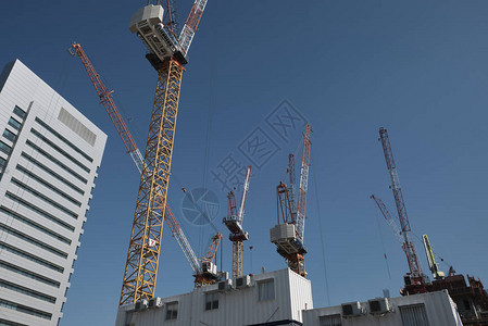 起重塔在特拉维夫建造的建筑中图片