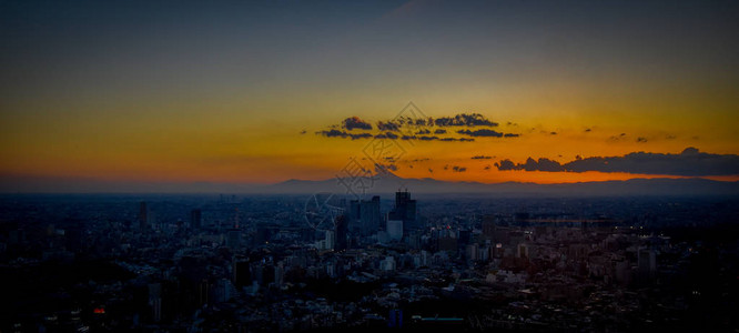 丽思卡尔顿东京的日落与远处的富士山背景