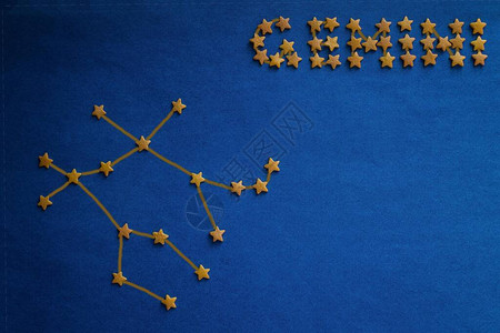 六月出生的星座铭文和星座由小装饰星组成蓝色背景图片