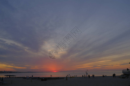 里米尼海滩美丽的日落色彩鲜艳大海图片
