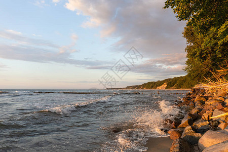 夏日夕阳下岩石海岸的海浪图片
