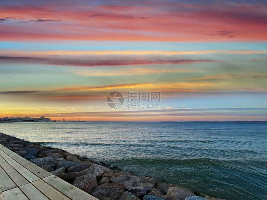 海日落五颜六色的夜空和月亮在多云的天际线上图片