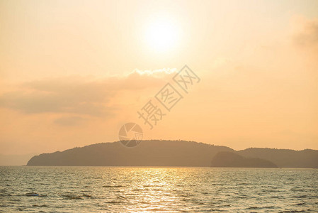 美丽的日落风景在平静的海和图片