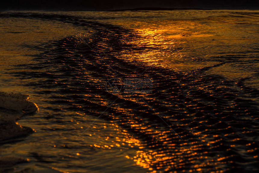 日落时的石海岸图片