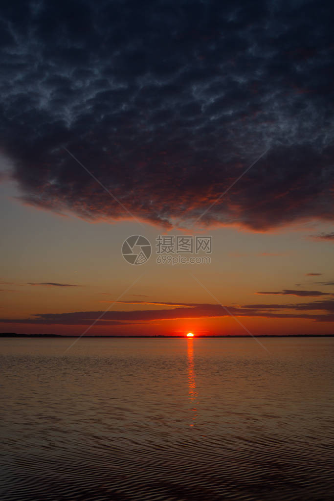 海平面太阳图片