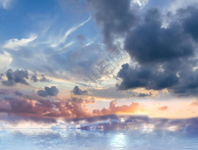 天空傍晚日落深蓝色粉红色戏剧云彩反射在海水美丽图片