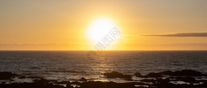 阳光照耀在海面日落时的地平线上海面上有图片