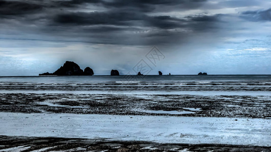 AoNang海滩的海岸以戏剧化的黑暗音调使热带海背景图片