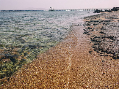 海上的岩石海岸图片