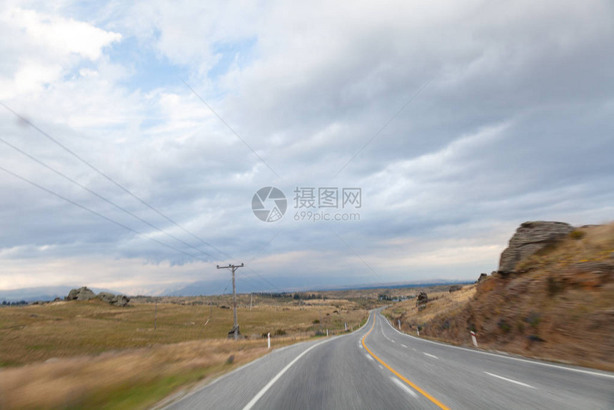 通过景观的道路公路和汽车旅行风景和日落公路旅行概念图片