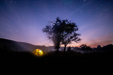 夏夜星光之夜有雾黄图片