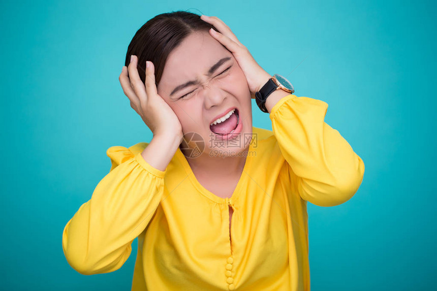 愤怒的女人尖叫着拉扯她的头发图片