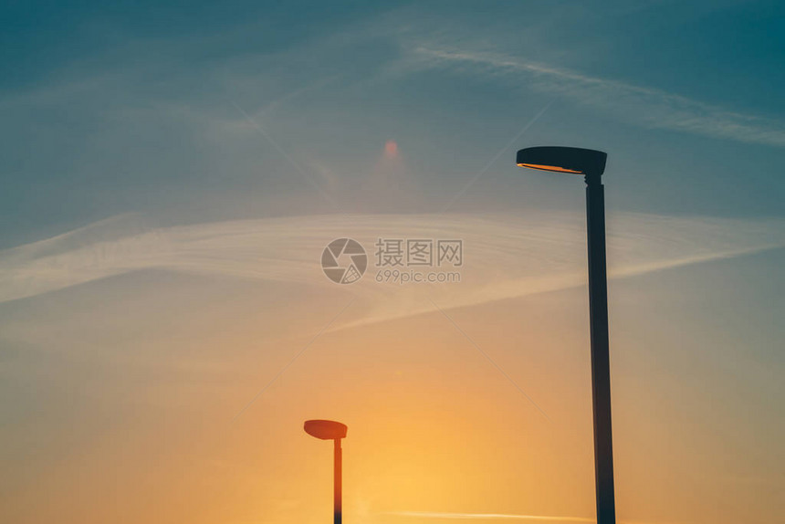 日落特写时防止光污染的特殊日出天空梯度温暖的自然背景黎明与路灯杆的剪影极简主义黎明图片