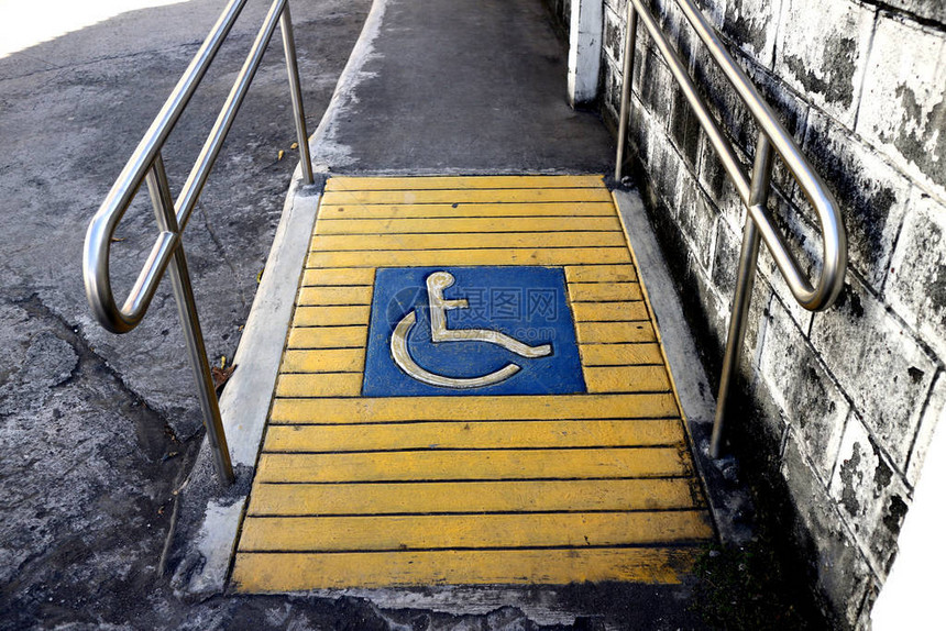 残疾人或残疾人在行道图片