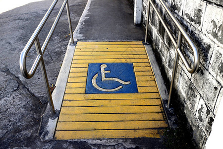 残疾人或残疾人在行道图片